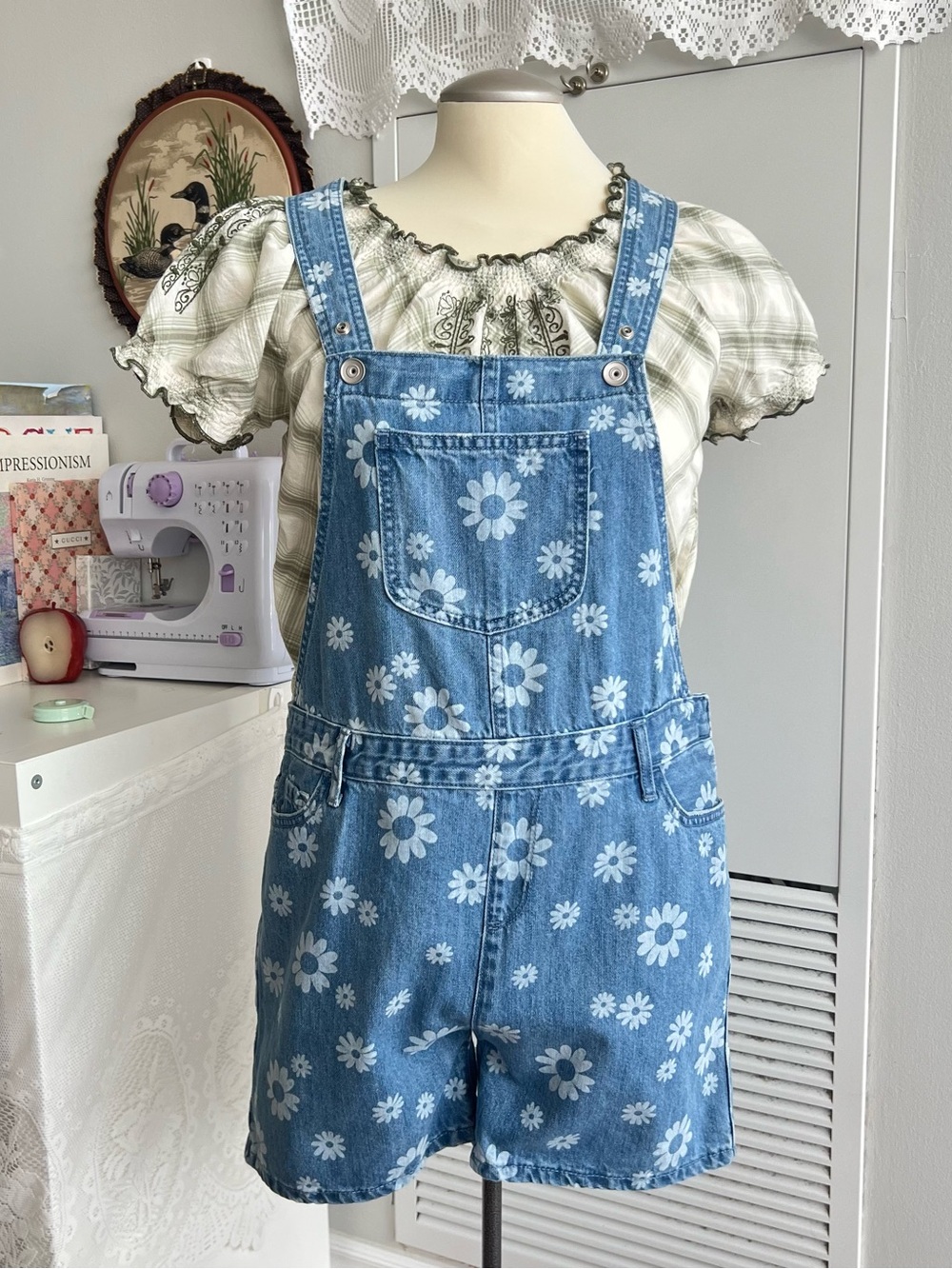 Place white daisy print denim overalls size